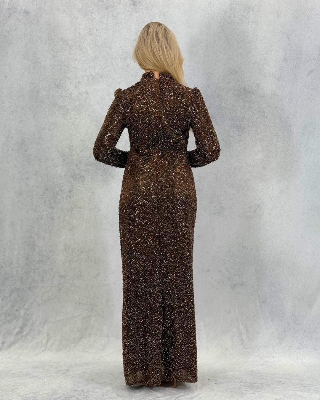 Glitzerndes, steinfarbenes, langes Abendkleid