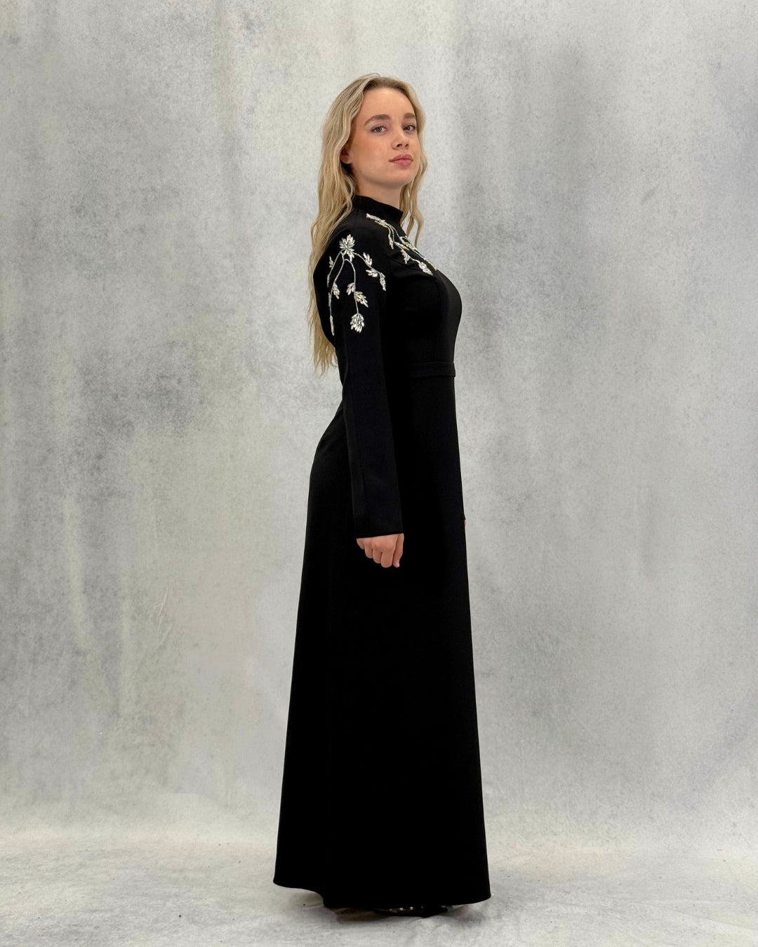 Alvina Stone – Schlichtes Abendkleid mit bestickter Schulterpartie