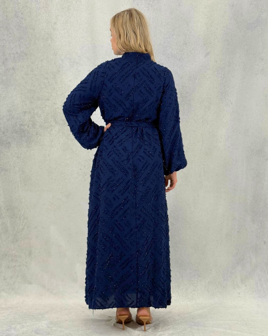 Glitzerndes strukturiertes Kleid mit Gürtel