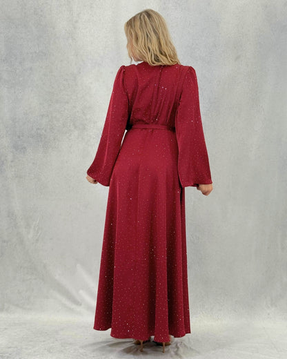 Kleid mit minimalistischem Steindetail und Gürtel