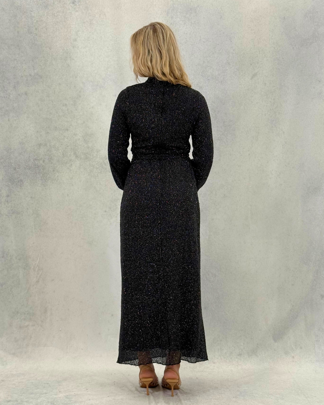 Glitzerndes strukturiertes Abendkleid mit Gürtel