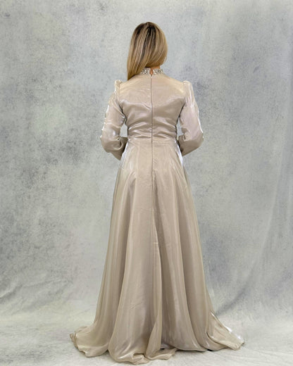 Langes Abendkleid in funkelnder Satinoptik mit Steindetail