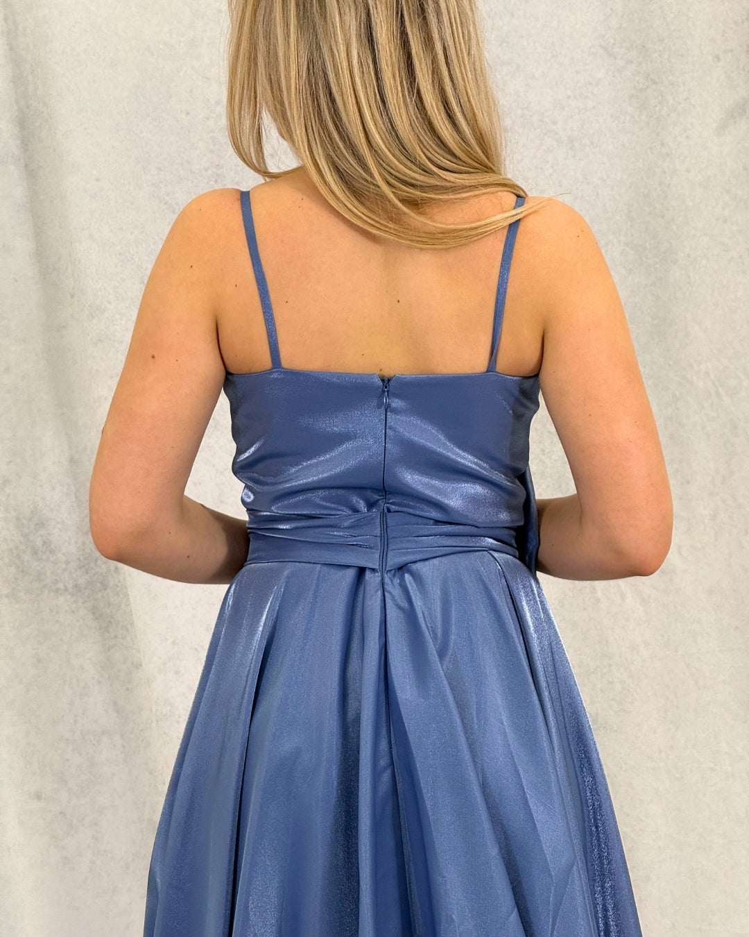 Abendkleid mit glitzernder Schärpe