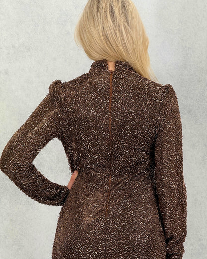 Glitzerndes, steinfarbenes, langes Abendkleid