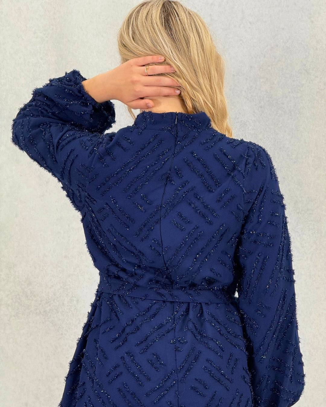 Glitzerndes strukturiertes Kleid mit Gürtel