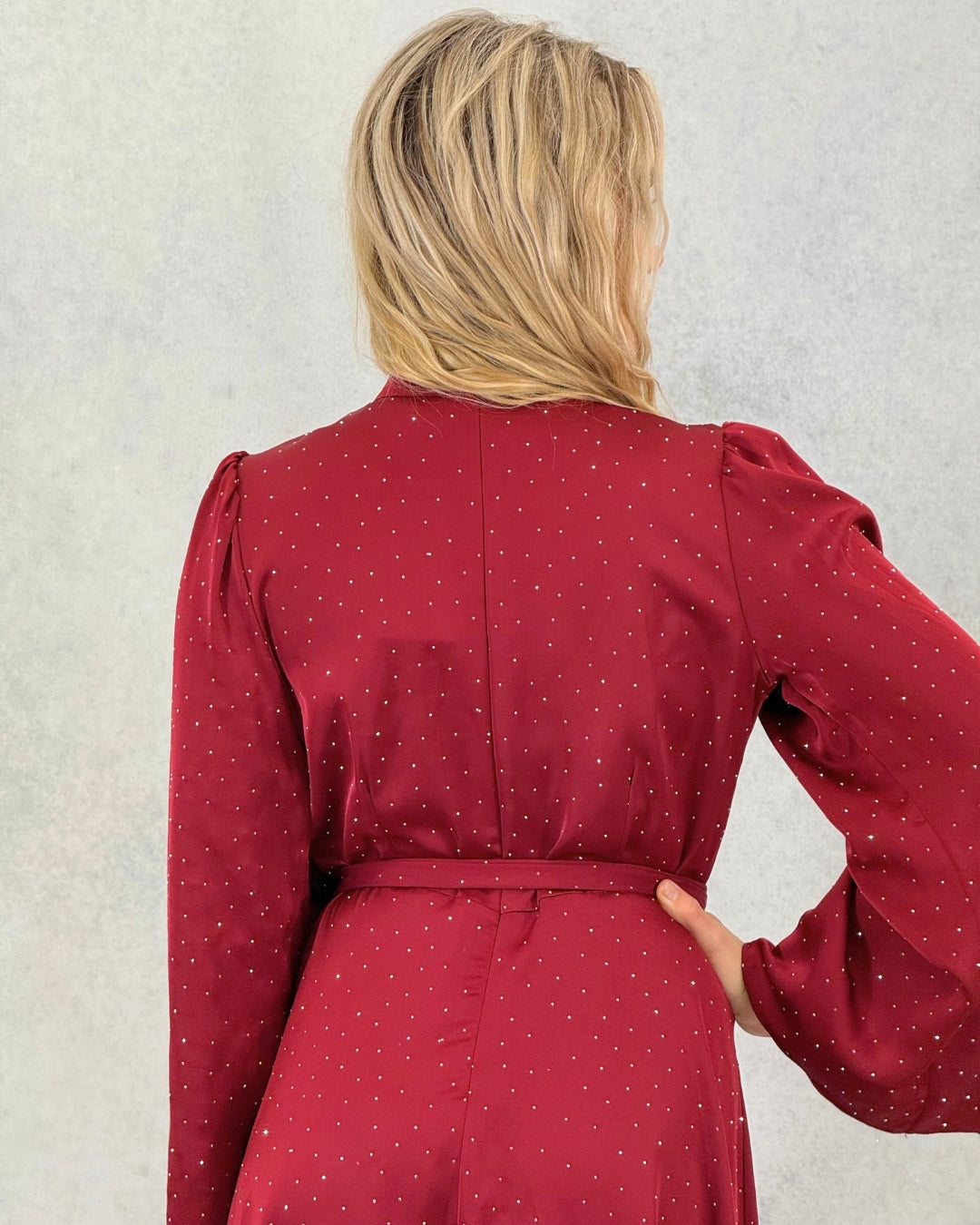 Kleid mit minimalistischem Steindetail und Gürtel