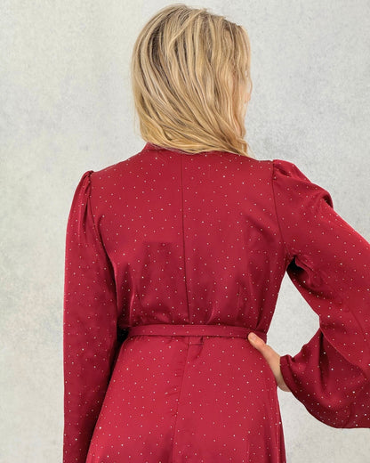 Kleid mit minimalistischem Steindetail und Gürtel