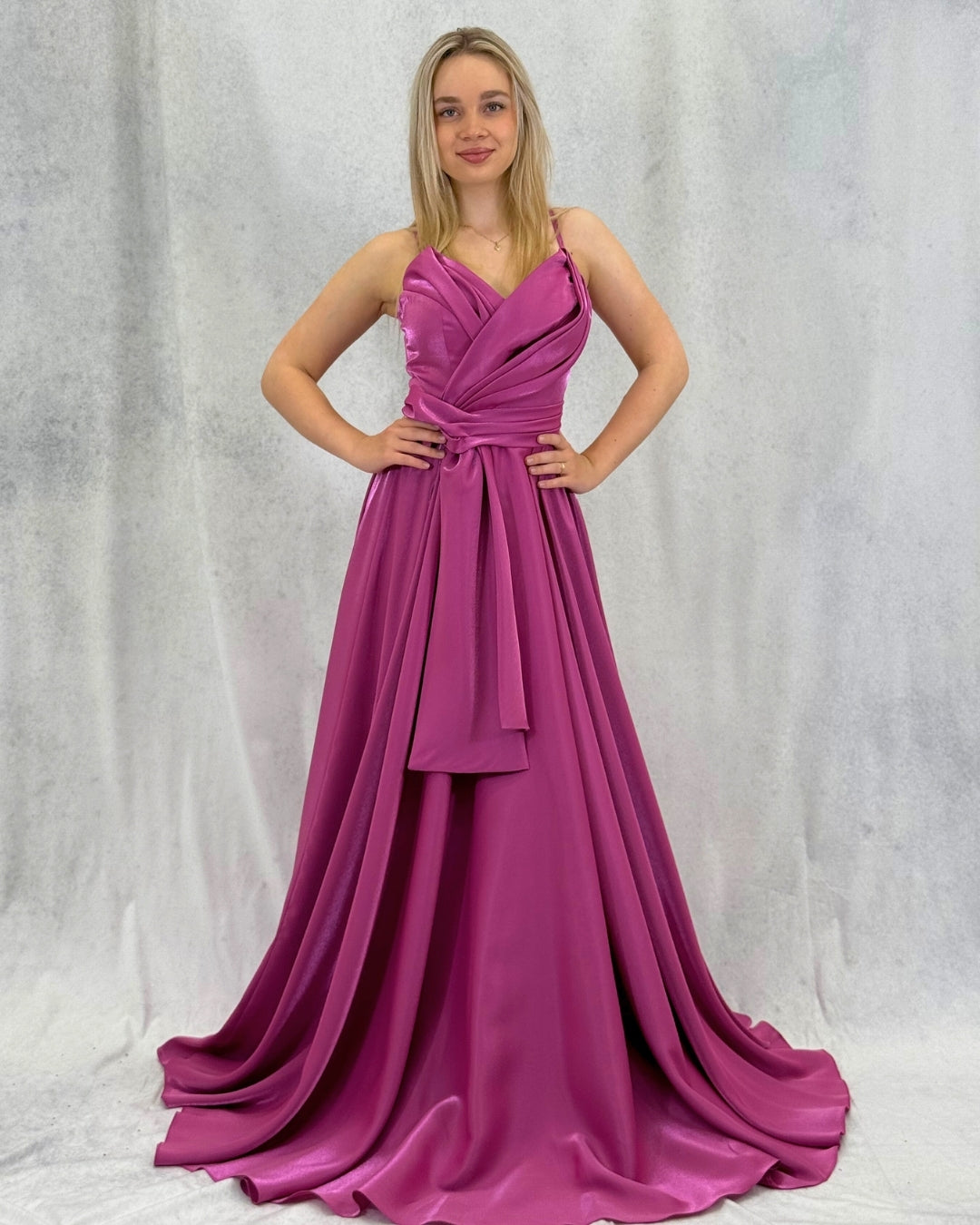 Abendkleid mit glitzernder Schärpe