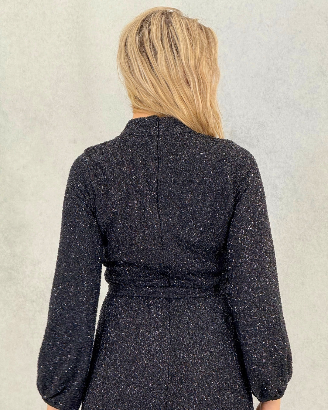 Glitzerndes strukturiertes Abendkleid mit Gürtel