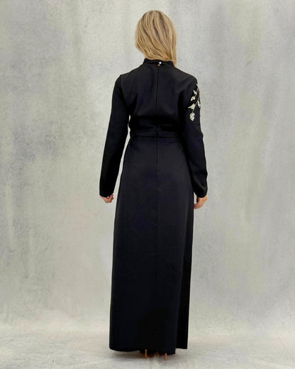 Alvina Stone – Schlichtes Abendkleid mit bestickter Schulterpartie