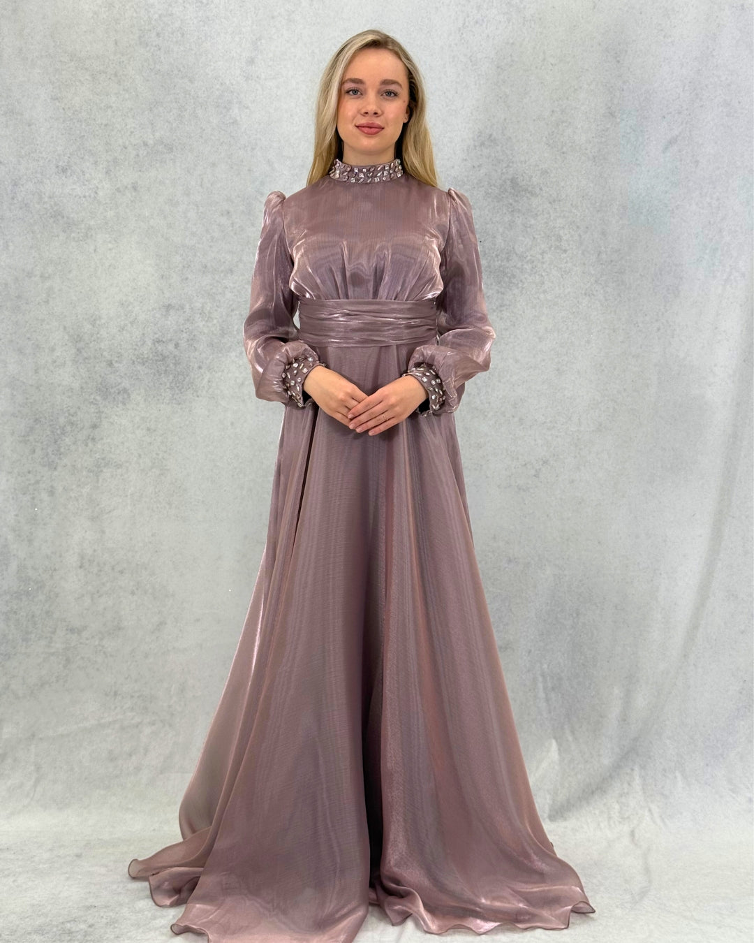 Langes Abendkleid in funkelnder Satinoptik mit Steindetail