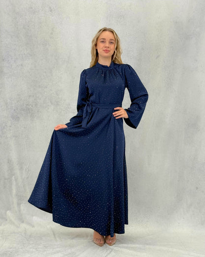 Kleid mit minimalistischem Steindetail und Gürtel