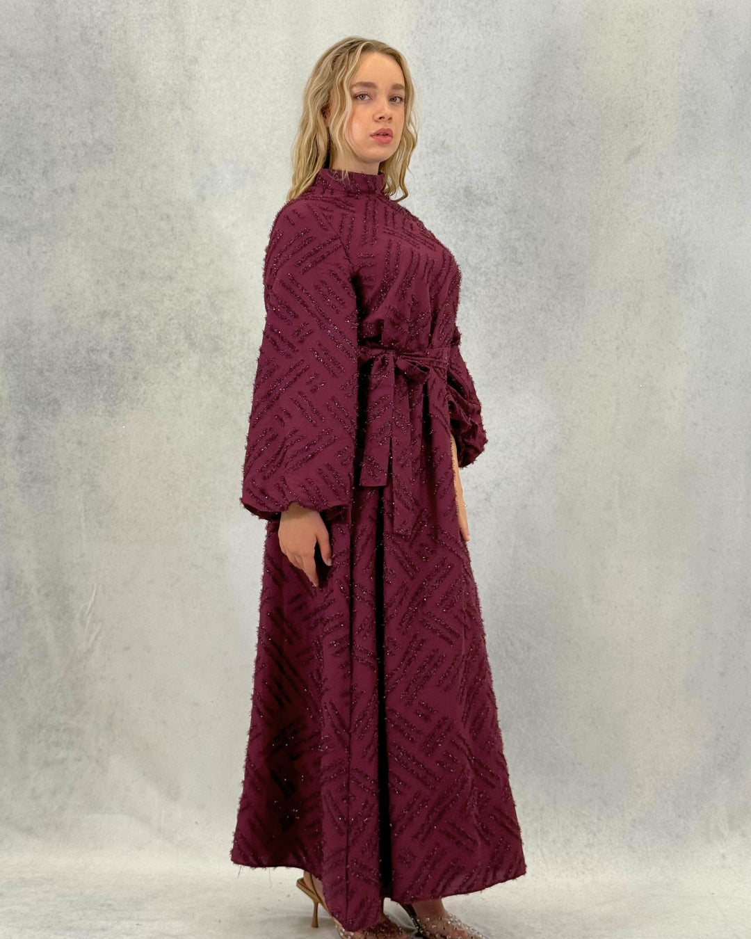 Glitzerndes strukturiertes Kleid mit Gürtel