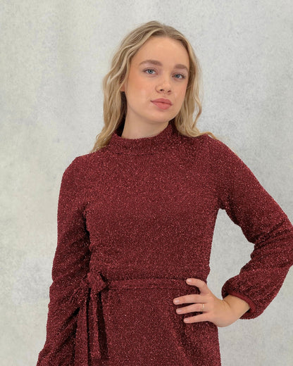 Glitzerndes strukturiertes Abendkleid mit Gürtel