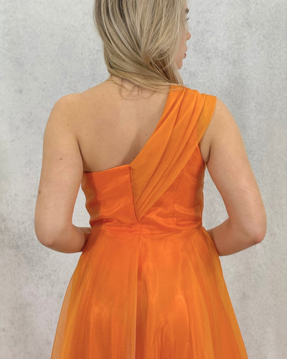 Abendkleid mit One-Shoulder-Träger und speziellem Design