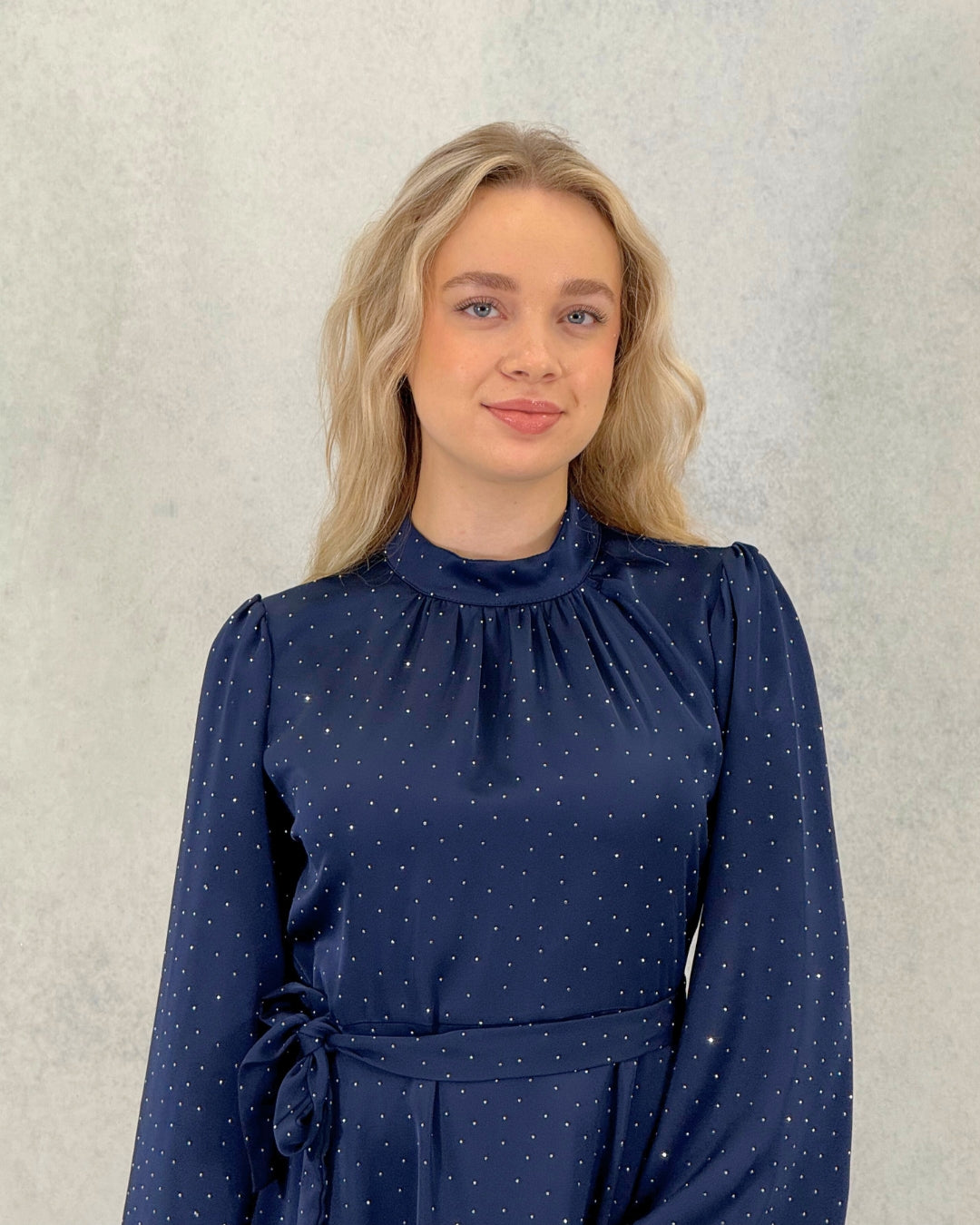 Kleid mit minimalistischem Steindetail und Gürtel