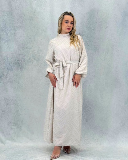 Glitzerndes strukturiertes Kleid mit Gürtel