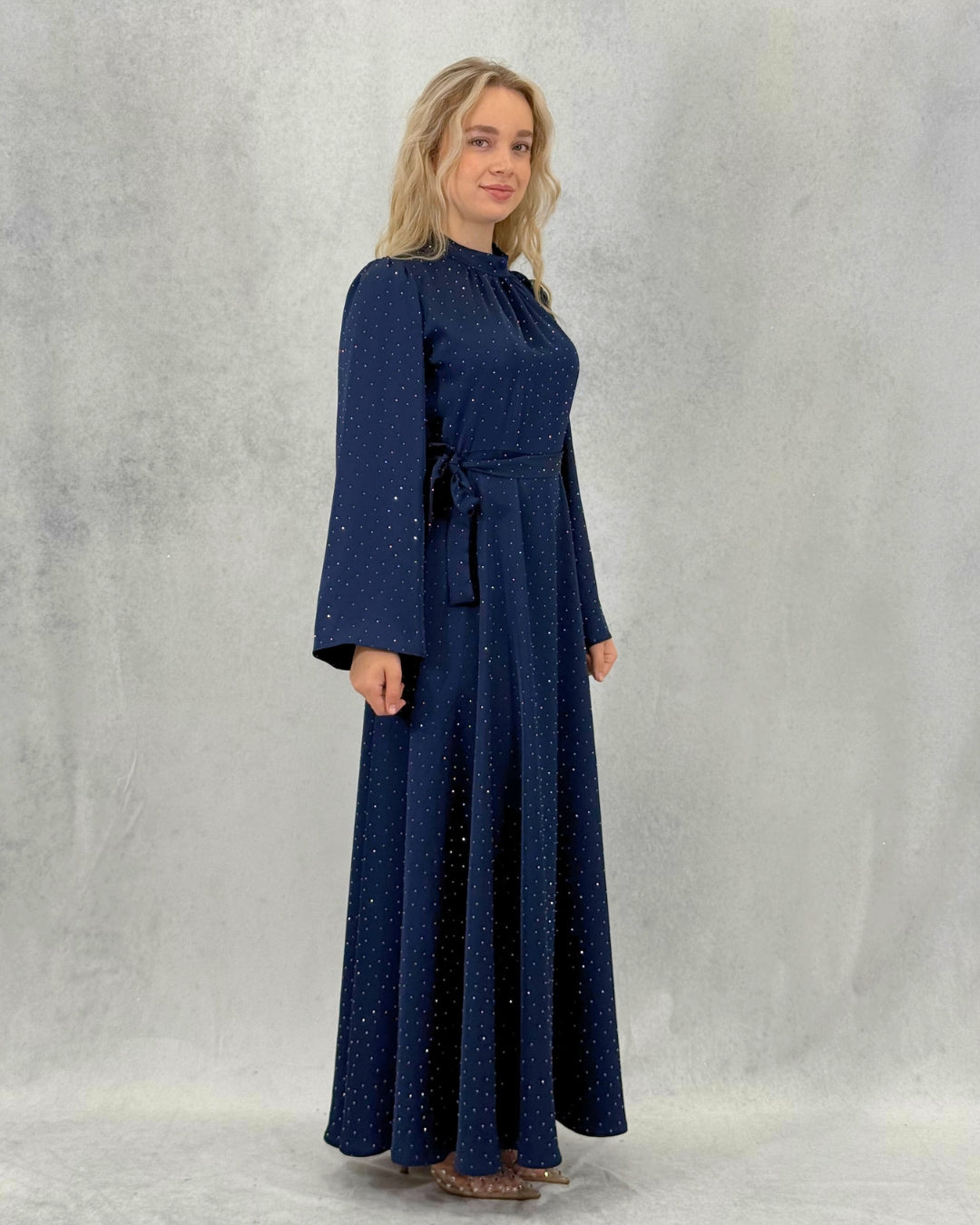 Kleid mit minimalistischem Steindetail und Gürtel
