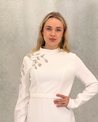 Alvina Stone – Schlichtes Abendkleid mit bestickter Schulterpartie
