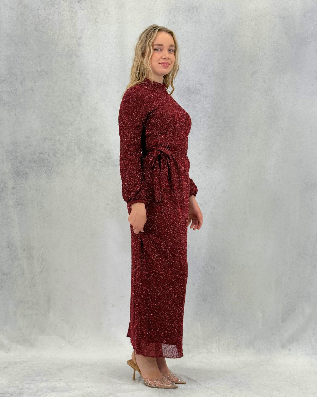 Glitzerndes strukturiertes Abendkleid mit Gürtel