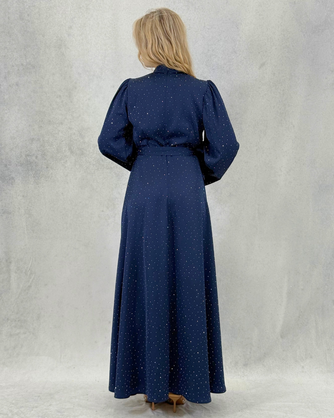 Kleid mit minimalistischem Steindetail und Gürtel