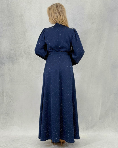 Kleid mit minimalistischem Steindetail und Gürtel