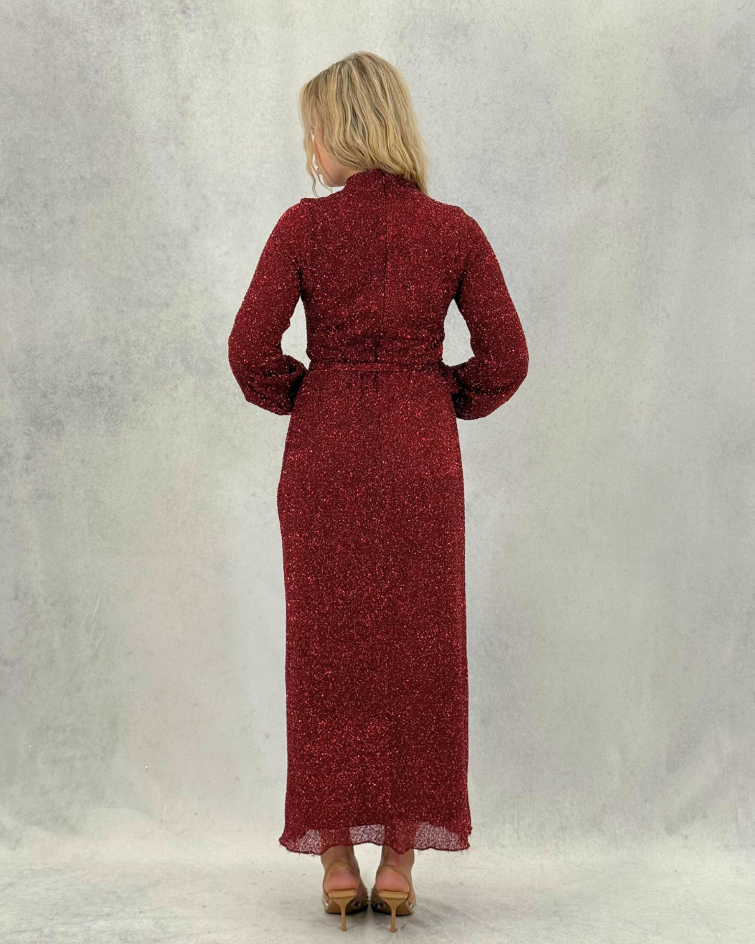 Glitzerndes strukturiertes Abendkleid mit Gürtel