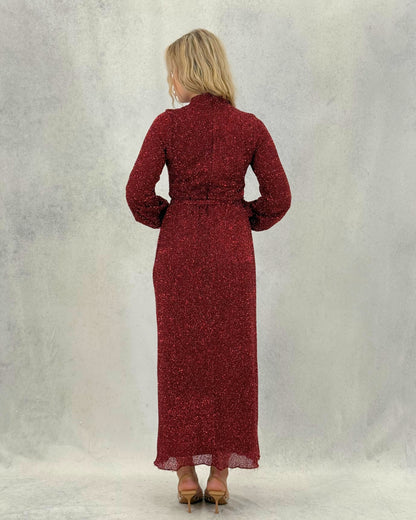 Glitzerndes strukturiertes Abendkleid mit Gürtel
