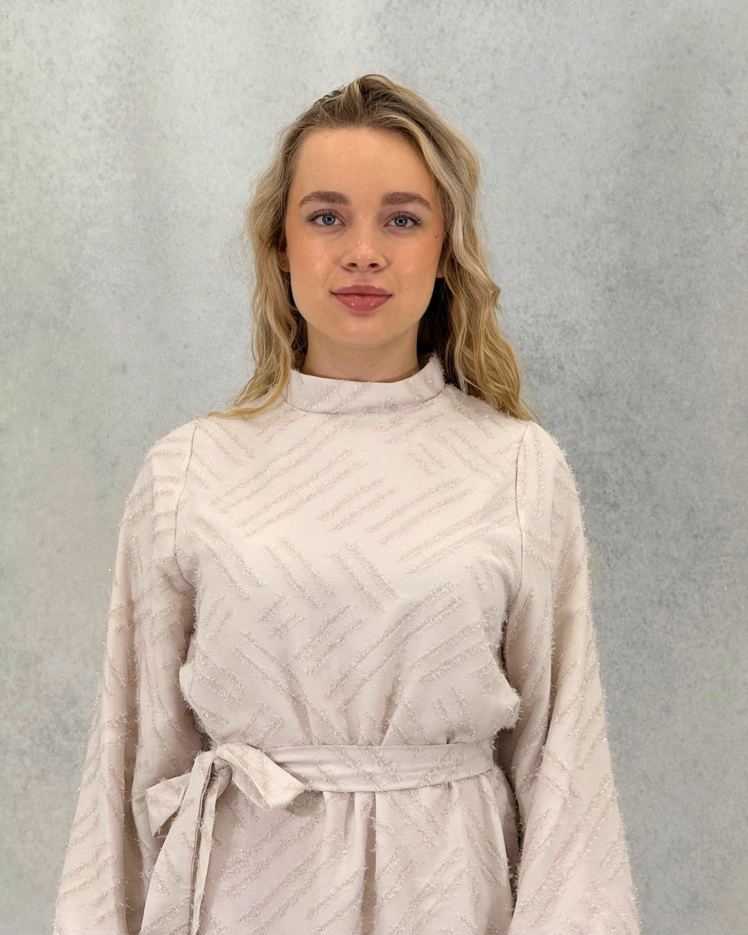 Glitzerndes strukturiertes Kleid mit Gürtel