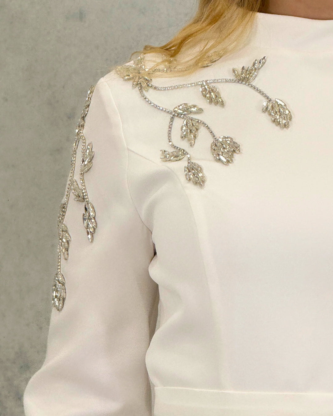 Alvina Stone – Schlichtes Abendkleid mit bestickter Schulterpartie