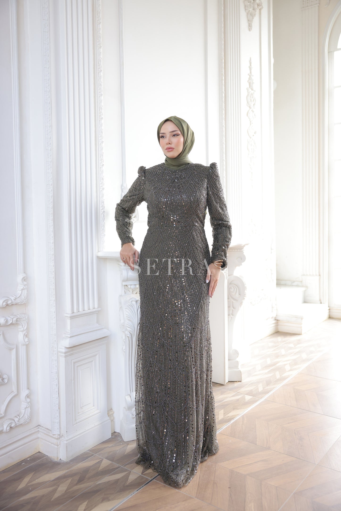 Özel Tasarım Pelerinli Abiye – Işıltılı Zeytin Yeşili