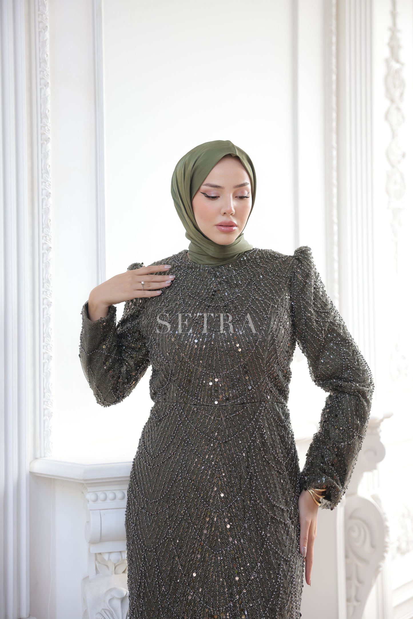 Özel Tasarım Pelerinli Abiye – Işıltılı Zeytin Yeşili