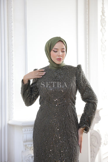 Özel Tasarım Pelerinli Abiye – Işıltılı Zeytin Yeşili