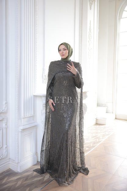 Özel Tasarım Pelerinli Abiye – Işıltılı Zeytin Yeşili